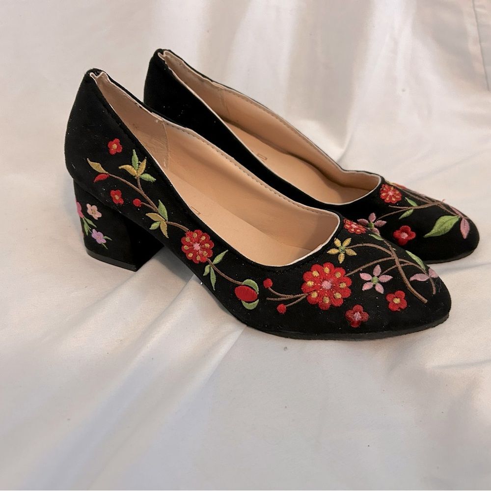 Women’s black floral embroidered fashion shoe size 6